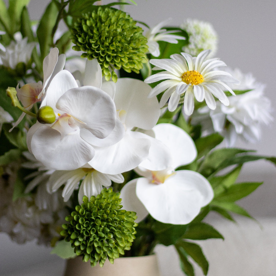 Zijden bloemen boeket met groene en witte bloemen