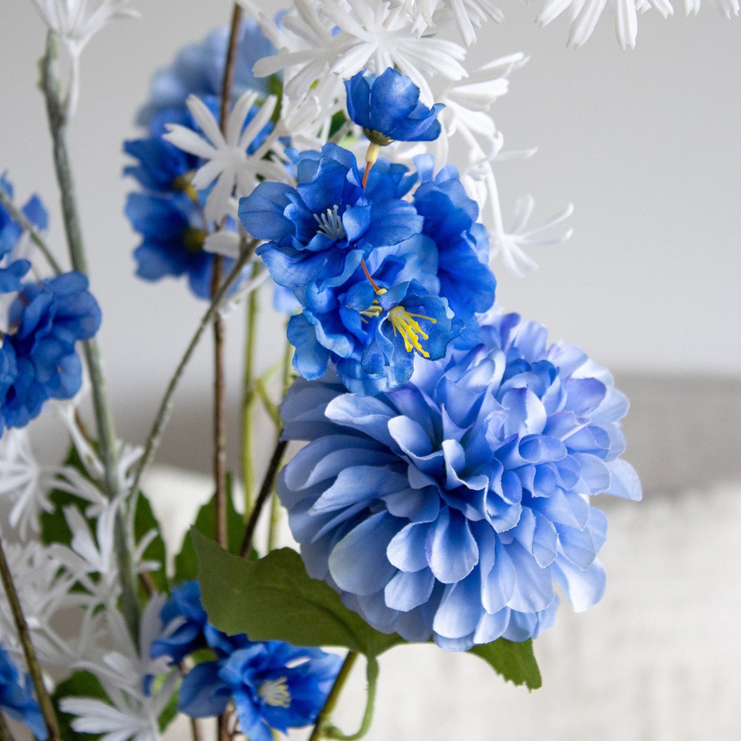 zijden bloemen met blauwe bloemen
