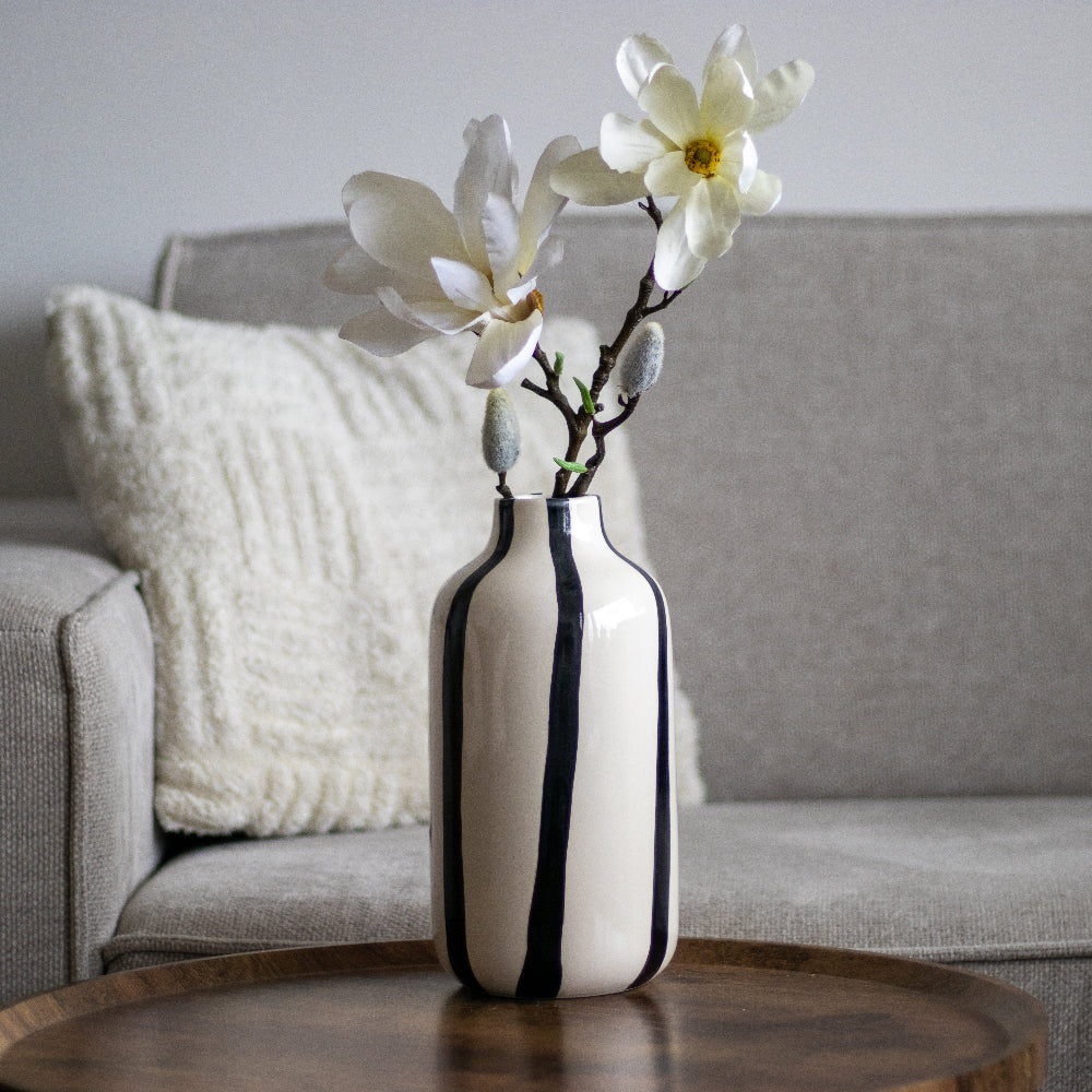 Witte vaas met zwarte strepen