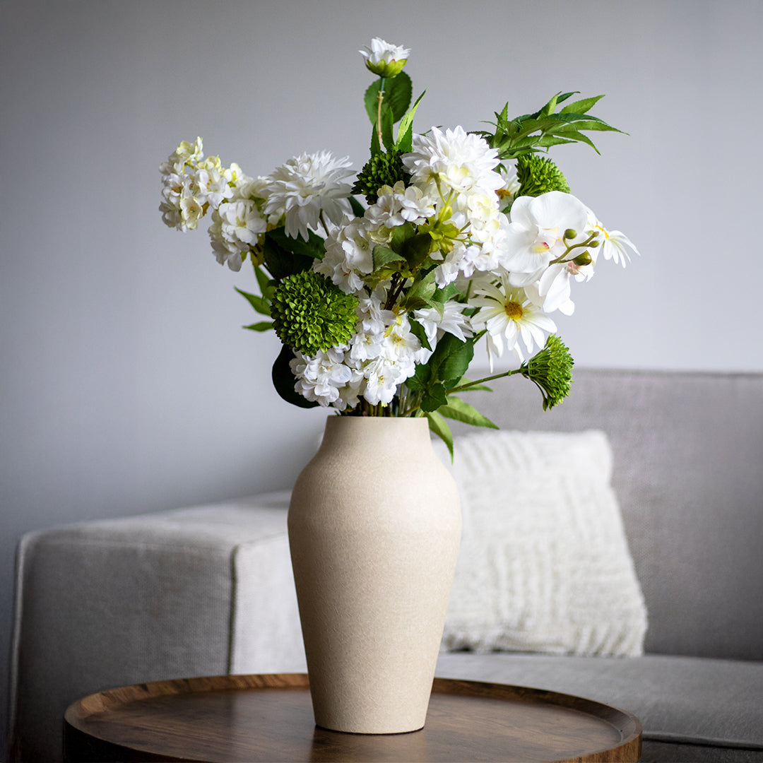 Zijden bloemen boeket met groene en witte bloemen