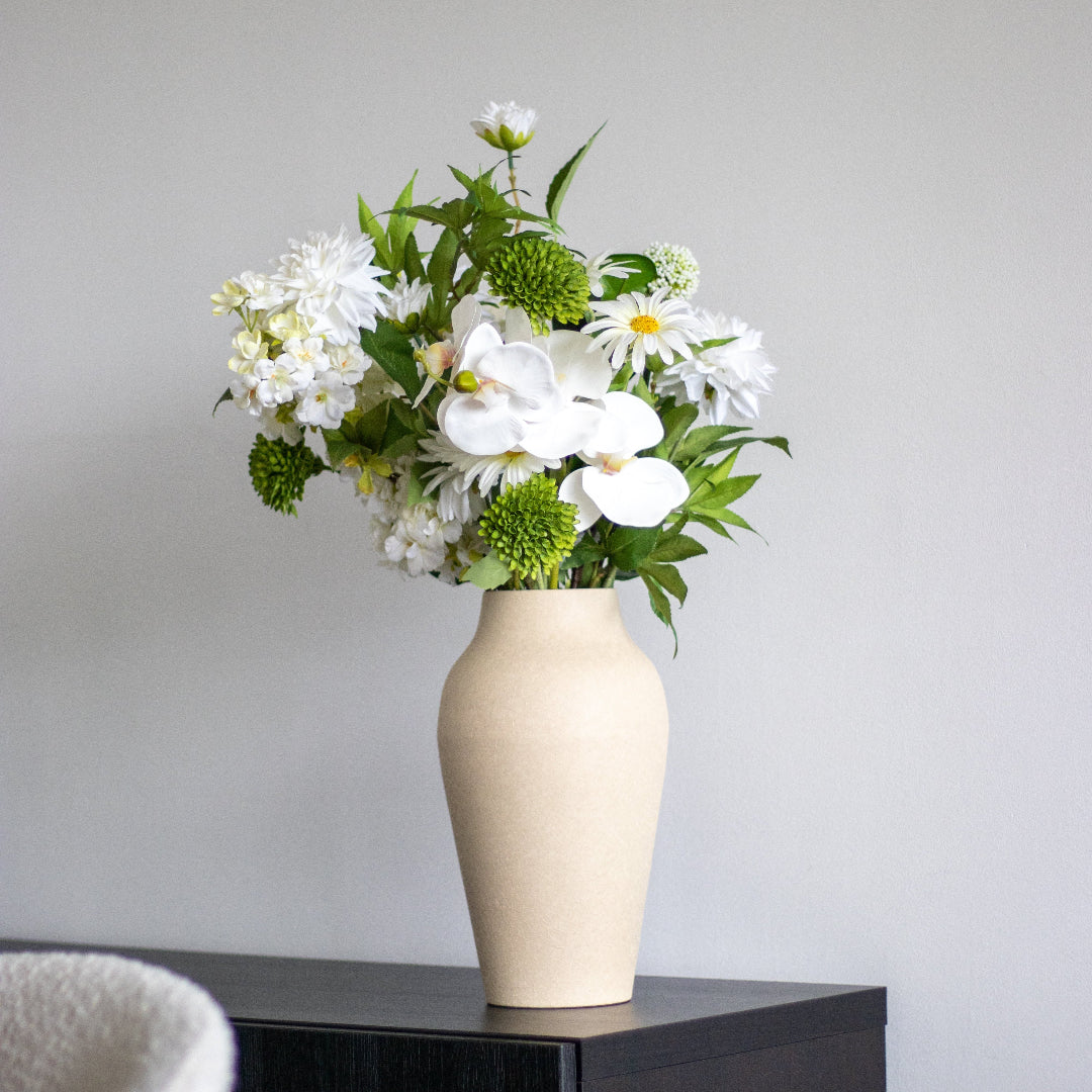 Zijden bloemen boeket met groene en witte bloemen