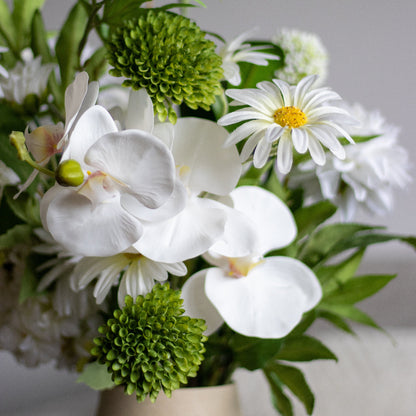 Zijden bloemen boeket met groene en witte bloemen