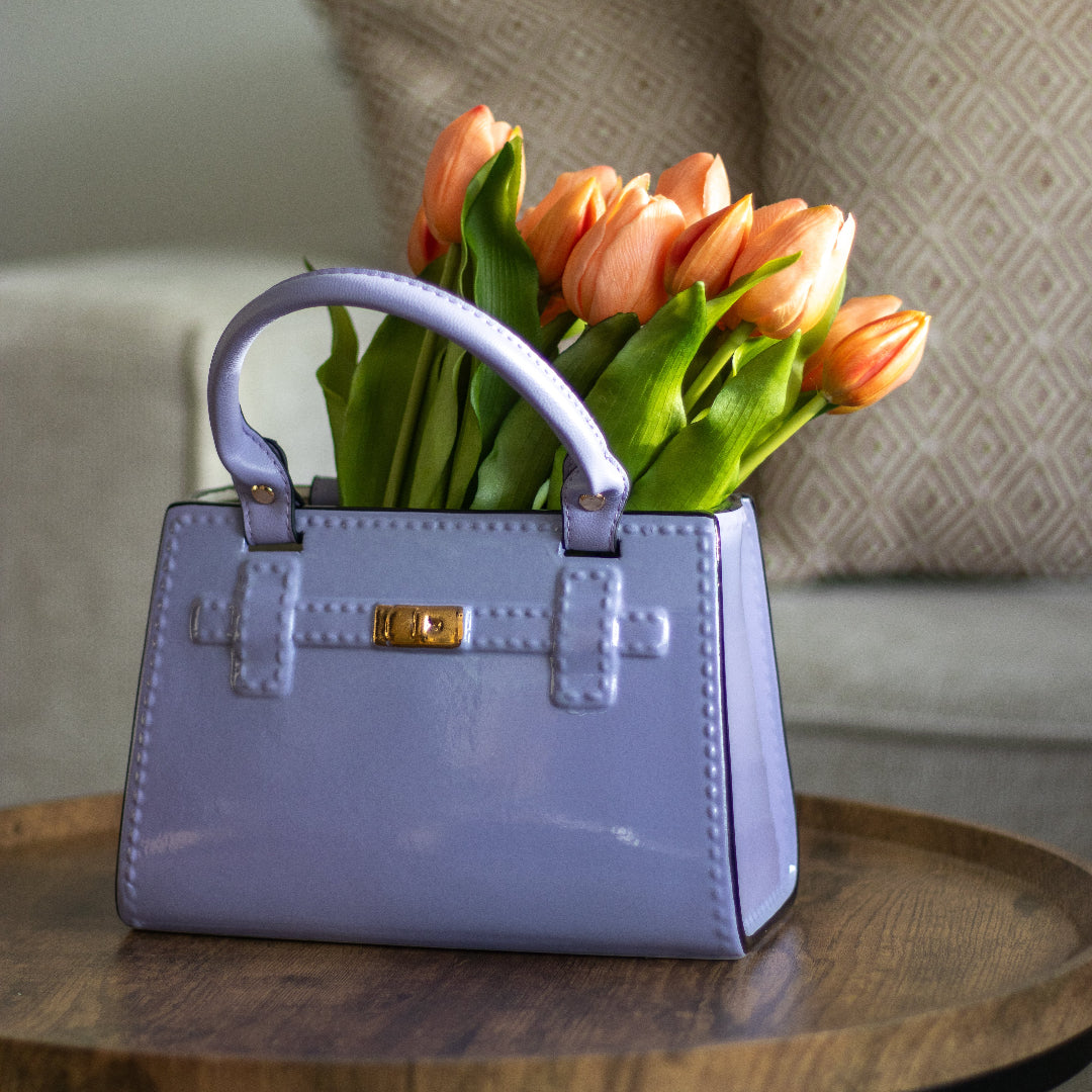 Handtas vaas lila met tulpen