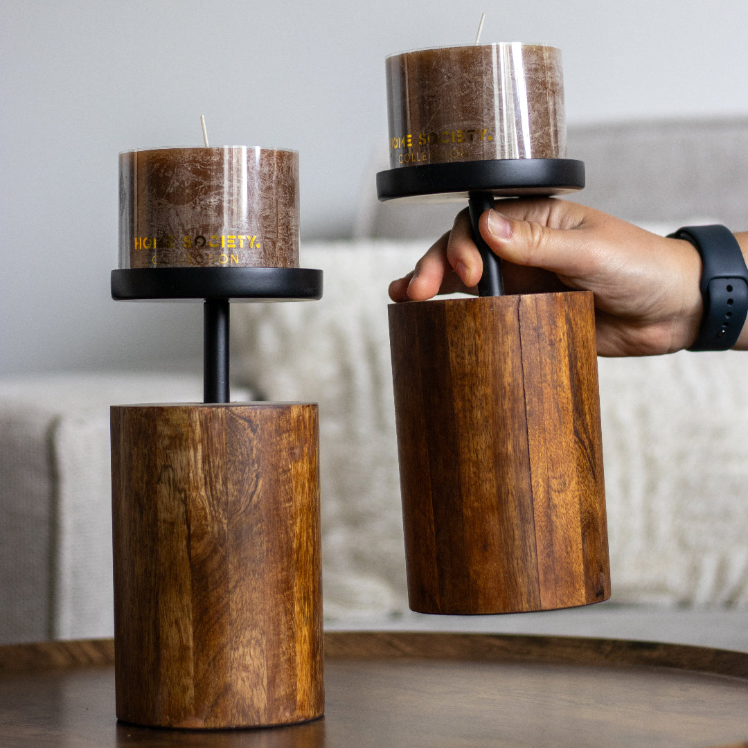 Houten kandelaar met kaars