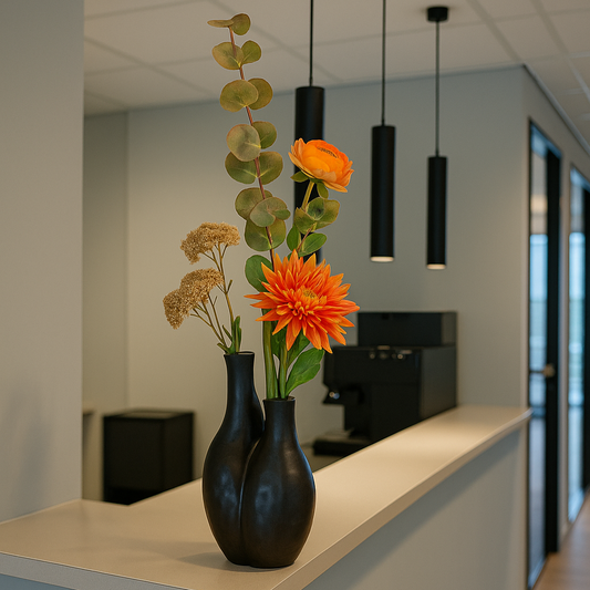 Zwarte tulpen vaas met oranje zijden bloemen